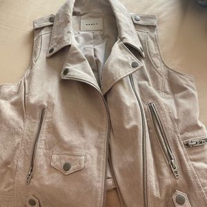 Suede vest never worn , now it’s time to sell . Great condition like brand new